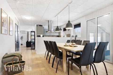 Det er plass til 14 personer i det store lyse oppholdsrommet i luksushus nr. 926.