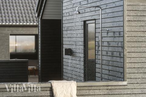 Nyt en grillkveld på terrassen i luksushus nr. 910 i Lolland/Falster/Møn