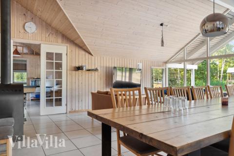 Det er plass til 12 personer i det store lyse oppholdsrommet i luksushus nr. 159.