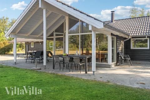 På terrassen i feriehus nr. 159 er det plass til 12 personer.