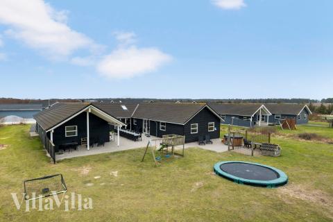 Dette lekre huset med svømmebasseng, nr. 196, med plass til 22 personer, ligger i Nordjylland