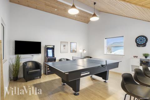 I tillegg til alle aktivitetsmulighetene i husets bassengavdeling, kan du også spille biljard, bordtennis og dart i luksushus nr. 196