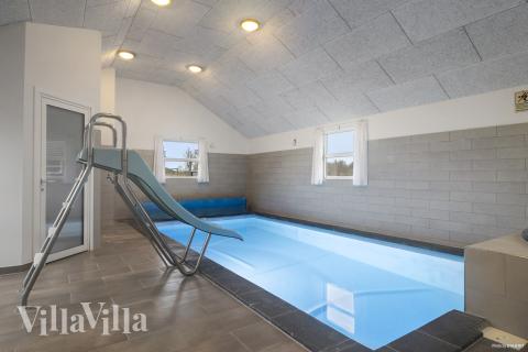 Feriehus 196 har et flott basseng med sklie, et stort innebygd boblebad og en badstue