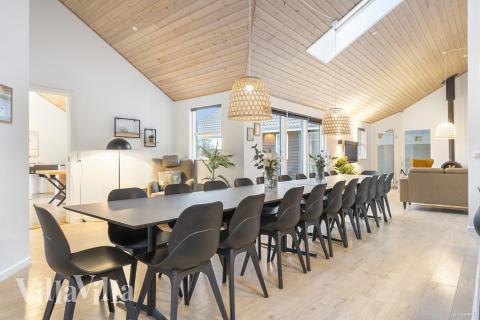 Det er plass til 22 personer i det store lyse oppholdsrommet i luksushus nr. 196.
