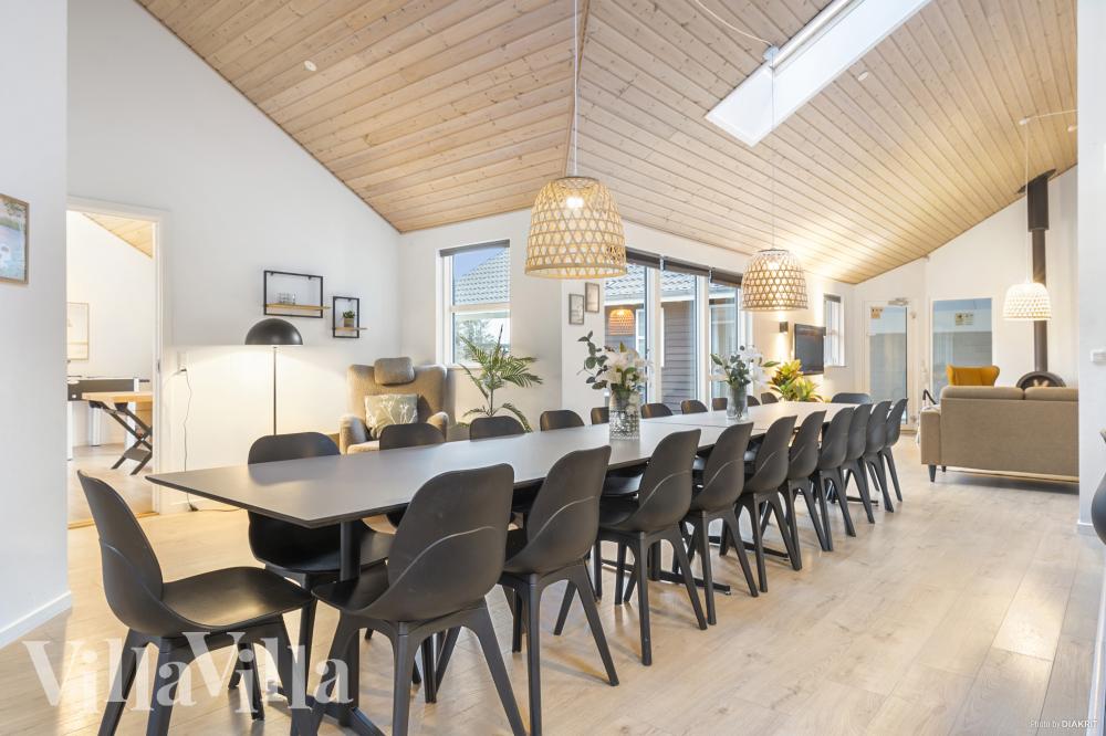 Det er plass til 22 personer i det store lyse oppholdsrommet i luksushus nr. 196.