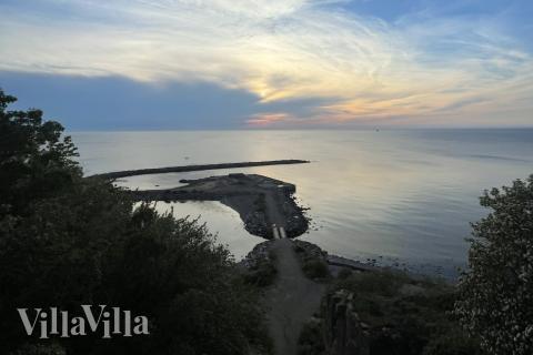 Det vakre området Bornholm innbyr til et opphold i luksushus nr. 927.