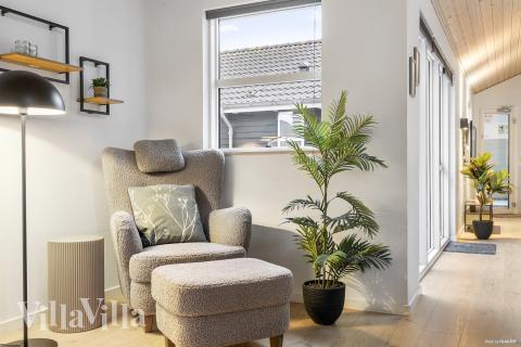 Sofaen i luksushus nr. 196 i Nordjylland er perfekt for å hygge seg med et brettspill eller se en film sammen.