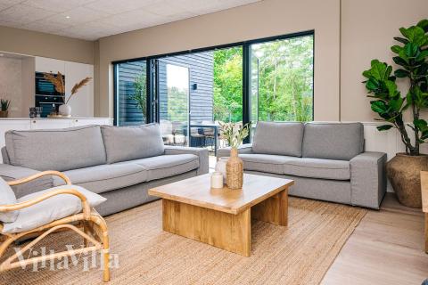 Sofaen i luksushus nr. 941 i Østjylland er perfekt for å hygge seg med et brettspill eller se en film sammen.