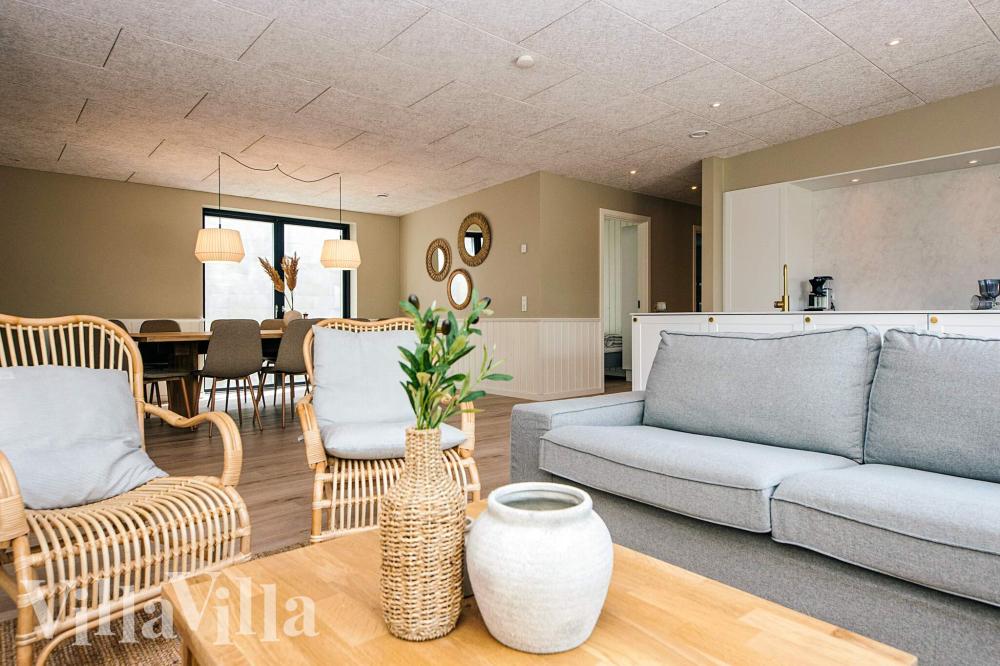 Det er god plass til hygge i feriehusets sofagruppe under oppholdet i luksushus nr. 941