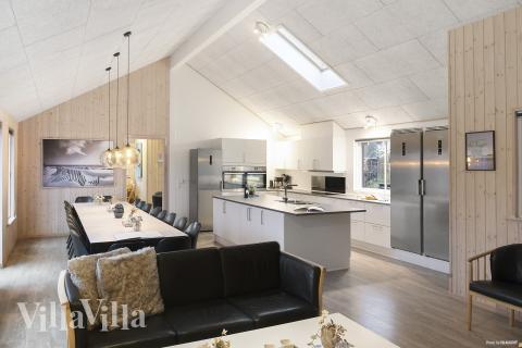 Det er plass til 20 personer i det store lyse oppholdsrommet i luksushus nr. 314.