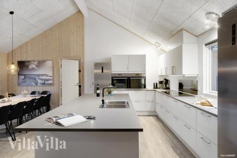 Kjøkkenet i luksushus nr. 314 i Lolland/Falster/Møn er godt innrettet.