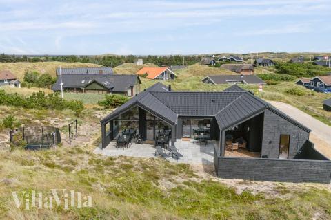 Dette lekre huset med svømmebasseng, nr. 943, med plass til 18 personer, ligger i Vestjylland