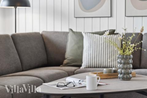 Det er god plass til hygge i feriehusets sofagruppe under oppholdet i luksushus nr. 943