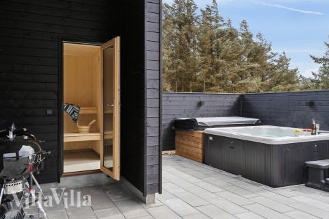 Nyt varmen i boblebadet i luksushus nr. 929 i Vestjylland