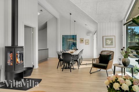 Det er plass til 14 personer i det store lyse oppholdsrommet i luksushus nr. 929.