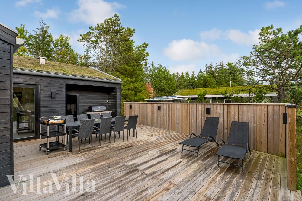 Nyt en grillkveld på terrassen i luksushus nr. 944 i Nordjylland