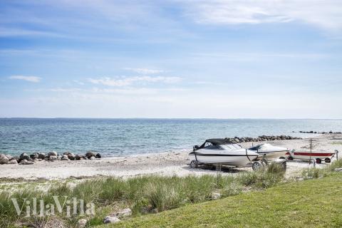 Sofaen i luksushus nr. 942 i Fyn og øyer er perfekt for å hygge seg med et brettspill eller se en film sammen.