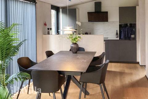 Det er plass til 9 personer i det store lyse oppholdsrommet i luksushus nr. 924.