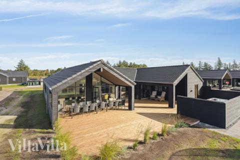 Dette lekre huset med svømmebasseng, nr. 599, med plass til 16 personer, ligger i Sydjylland