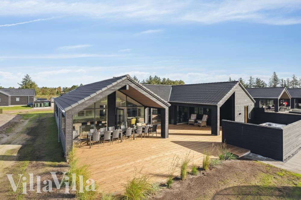Dette lekre huset med svømmebasseng, nr. 599, med plass til 16 personer, ligger i Sydjylland