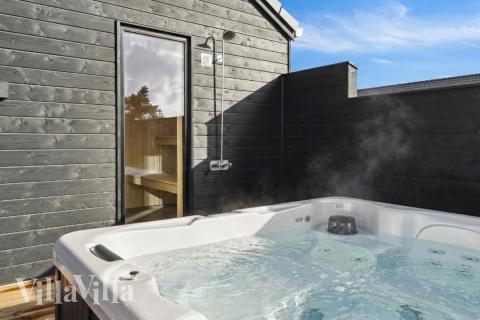 Nyt varmen i boblebadet i luksushus nr. 599 i Sydjylland