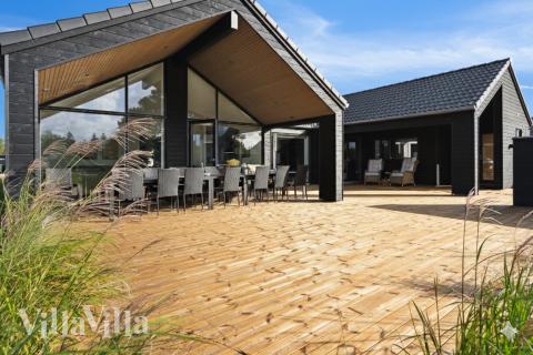 Luksushus nr. 599 har en deilig terrasse med gode hagemøbler til 16 personer.