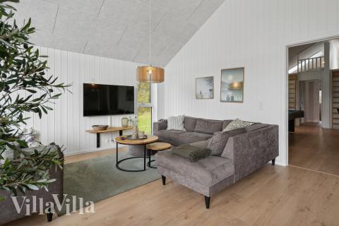 Det er god plass til hygge i feriehusets sofagruppe under oppholdet i luksushus nr. 915