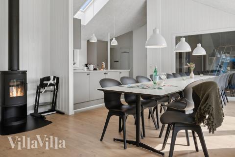 Det er plass til 16 personer i det store lyse oppholdsrommet i luksushus nr. 915.