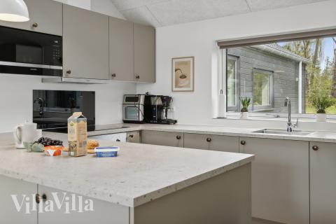 Kjøkkenet i luksushus nr. 915 i Fyn og øyer er godt innrettet.