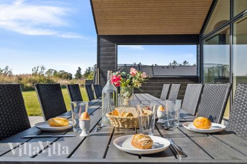 Nyt en grillkveld på terrassen i luksushus nr. 915 i Fyn og øyer