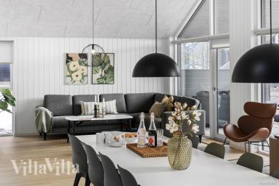 Det er plass til 18 personer i det store lyse oppholdsrommet i luksushus nr. 810.