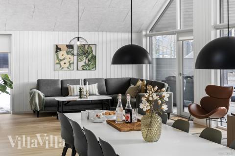 Det er plass til 18 personer i det store lyse oppholdsrommet i luksushus nr. 810.