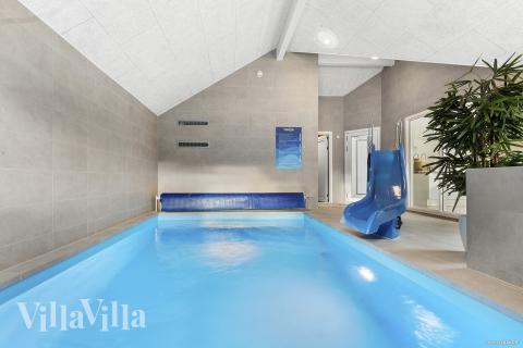 Det flotte bassenget i luksushus nr. 810 til 18 personer