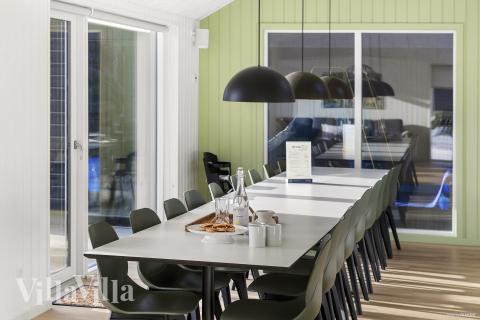 Det er god plass til at 18 personer sitter sammen i feriehusets oppholdsrom under et besøk i luksushus 810 i Østjylland.