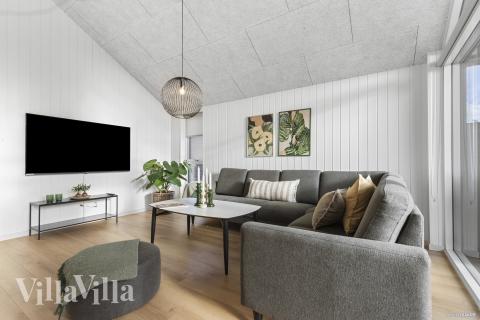 Sofaen i luksushus nr. 810 i Østjylland er perfekt for å hygge seg med et brettspill eller se en film sammen.