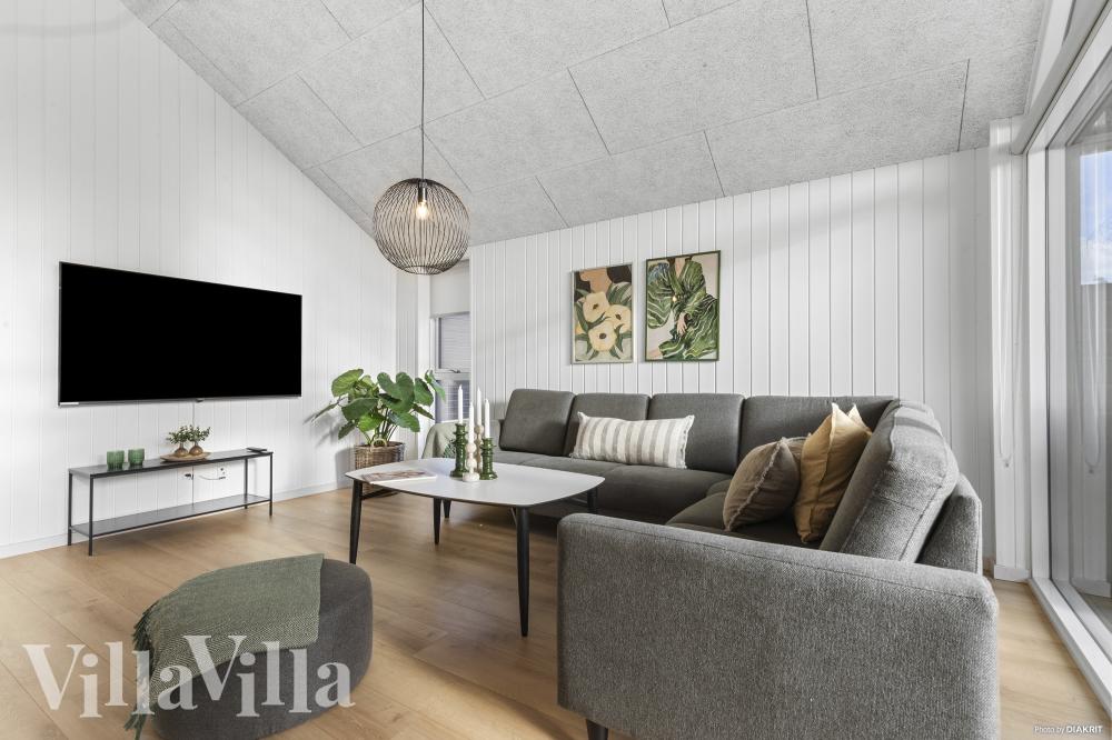 Sofaen i luksushus nr. 810 i Østjylland er perfekt for å hygge seg med et brettspill eller se en film sammen.