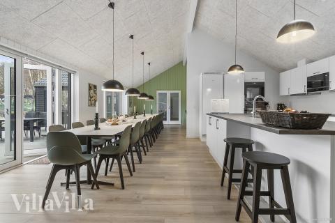 Det er plass til 26 personer i det store lyse oppholdsrommet i luksushus nr. 814.