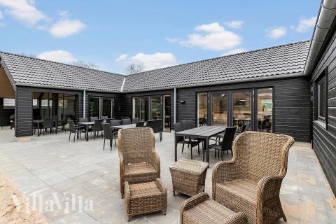 Luksushus nr. 814 har en deilig terrasse med gode hagemøbler til 26 personer.