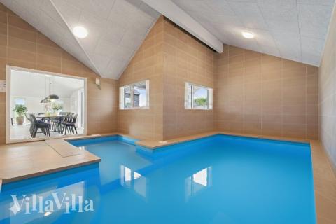 Feriehus 930 har et flott basseng med sklie, et stort innebygd boblebad og en badstue