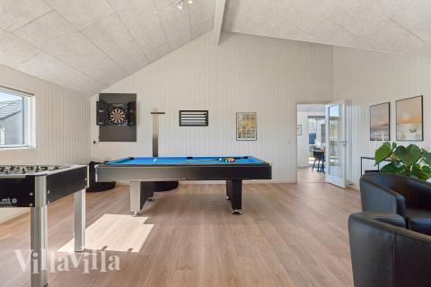 I tillegg til alle aktivitetsmulighetene i husets bassengavdeling, kan du også spille biljard, bordtennis og dart i luksushus nr. 930