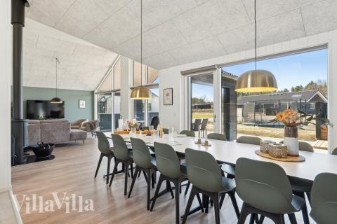 Det er plass til 14 personer i det store lyse oppholdsrommet i luksushus nr. 930.