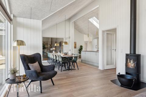 Sofaen i luksushus nr. 930 i Vestjylland er perfekt for å hygge seg med et brettspill eller se en film sammen.