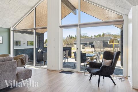 Det er god plass til hygge i feriehusets sofagruppe under oppholdet i luksushus nr. 930