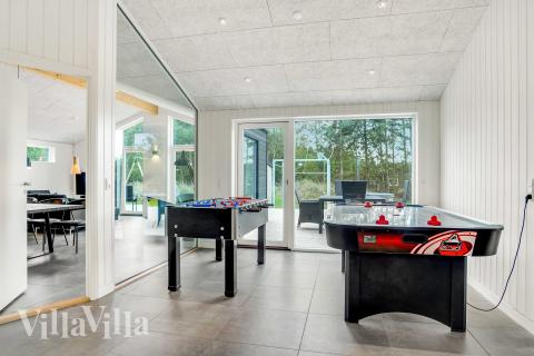 I tillegg til alle aktivitetsmulighetene i husets bassengavdeling, kan du også spille biljard, bordtennis og dart i luksushus nr. 944