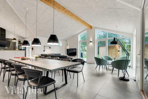 Det er plass til 10 personer i det store lyse oppholdsrommet i luksushus nr. 944.