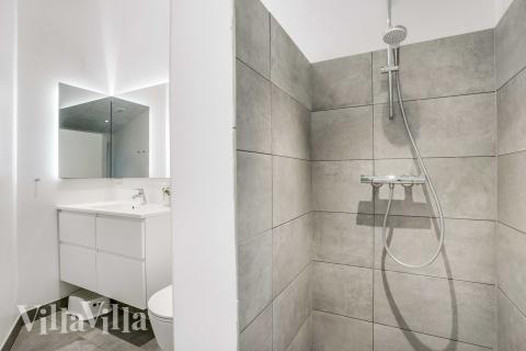 Det finnes bad med dusj i luksushus nr. 944 til 10 personer.