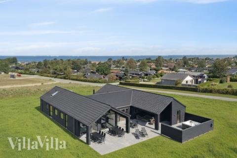Dette lekre huset med svømmebasseng, nr. 696, med plass til 18 personer, ligger i Fyn og øyer