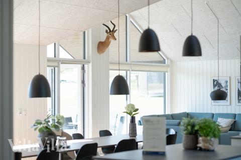 Det er god plass til at 18 personer sitter sammen i feriehusets oppholdsrom under et besøk i luksushus 696 i Fyn og øyer.