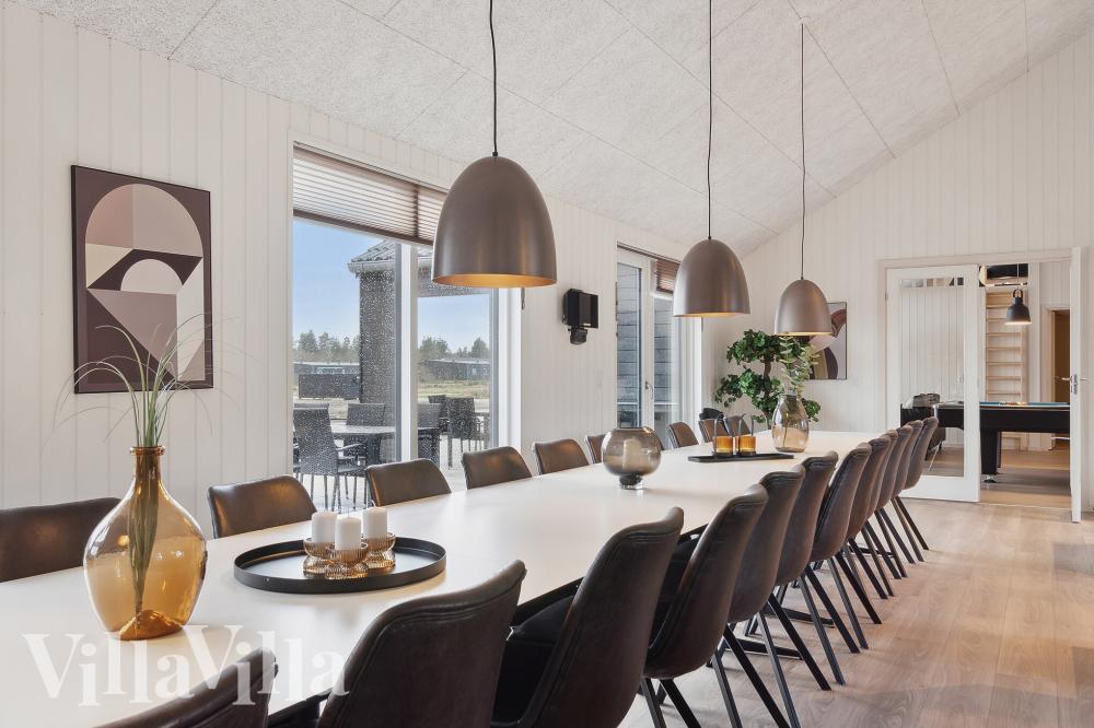 Det er plass til 20 personer i det store lyse oppholdsrommet i luksushus nr. 771.