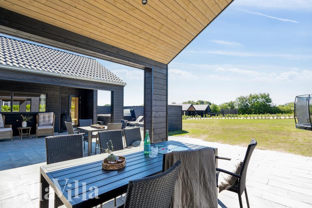 Nyt en grillkveld på terrassen i luksushus nr. 771 i Tyskland
